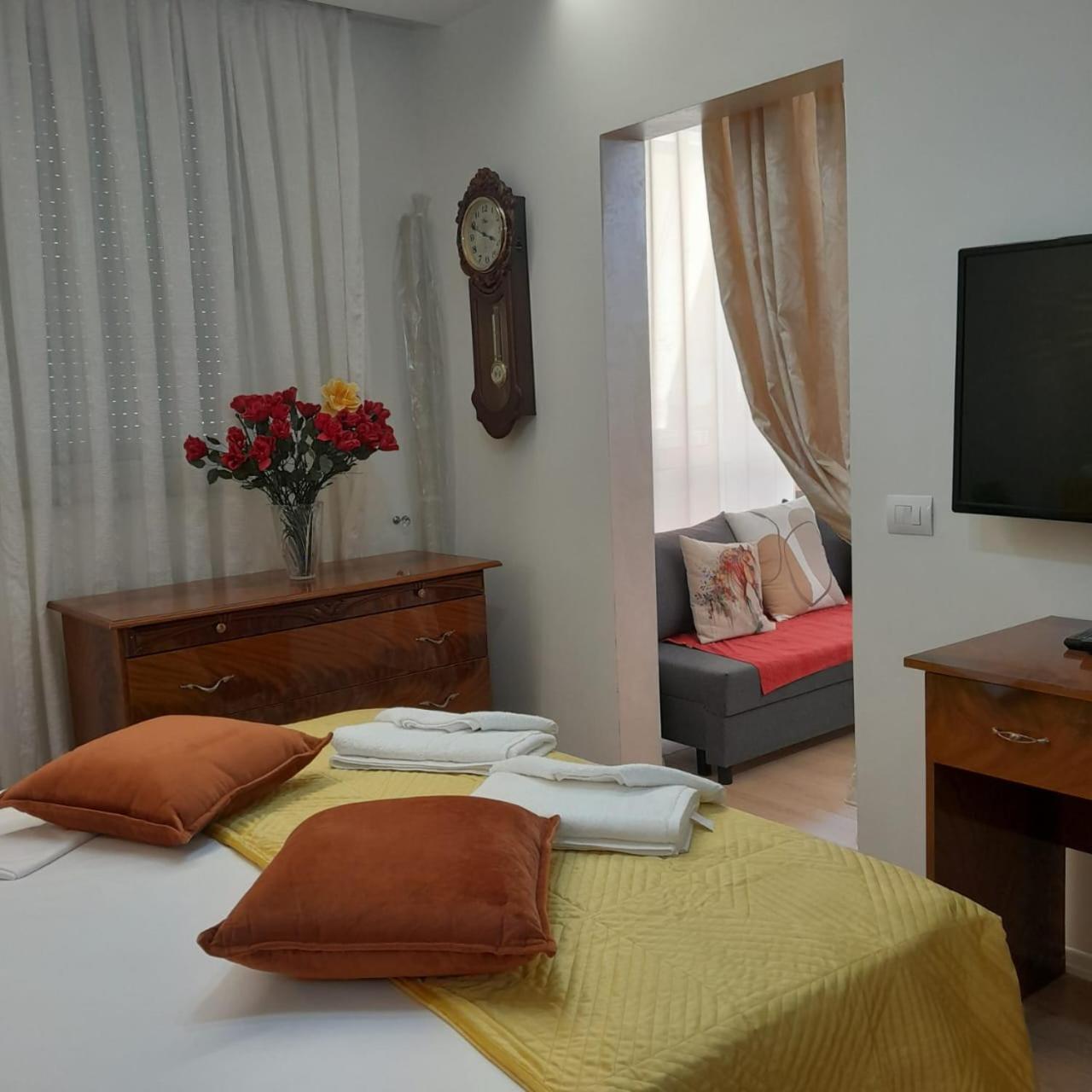 Bani'S Cozy Lovely Apt Tirana Kültér fotó